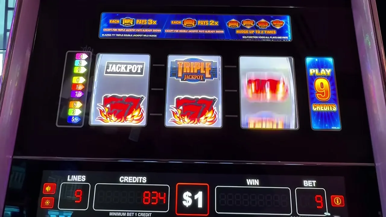 Pantalla de una tragamonedas mostrando los niveles de jackpot acumulados