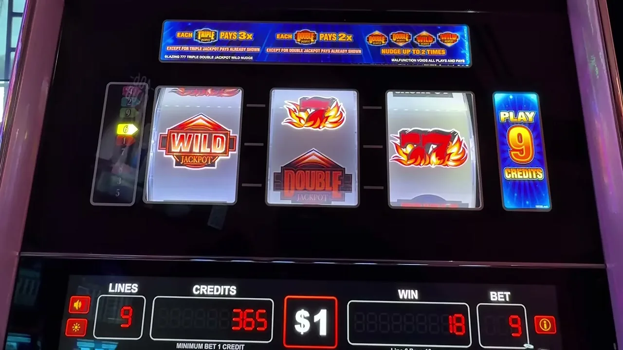 Jugador consultando la tabla de pagos de una tragamonedas con jackpot